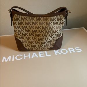 Michael Kors women shoulder bag.